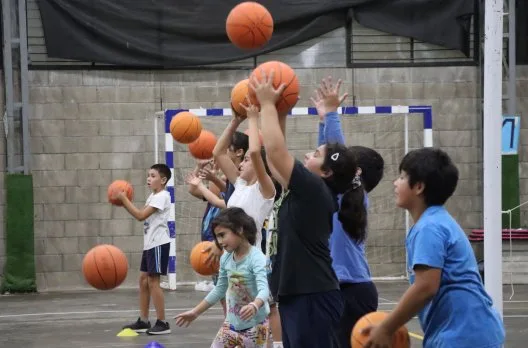 Encuentro de básquet en el Polideportivo Norte para toda la familia