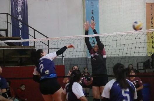 Intensa jornada de vóley: octavos y cuartos de final en la liga local