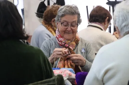 Jornada solidaria de tejido en el Club de los Abuelos