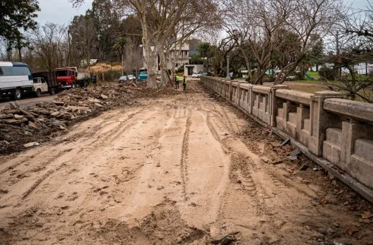 Reconstructores de veredas en la Costanera de Gualeguaychú