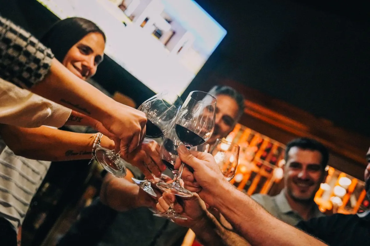 Celebraciones por el Día del Amigo en Escobar con descuentos locales