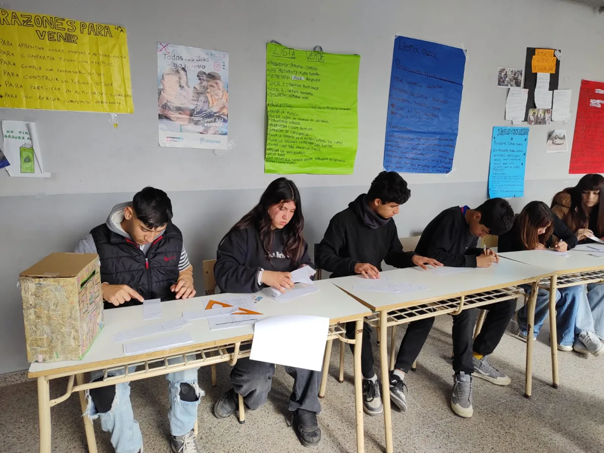 Elecciones en centros de estudiantes marcaron el Día de la Juventud