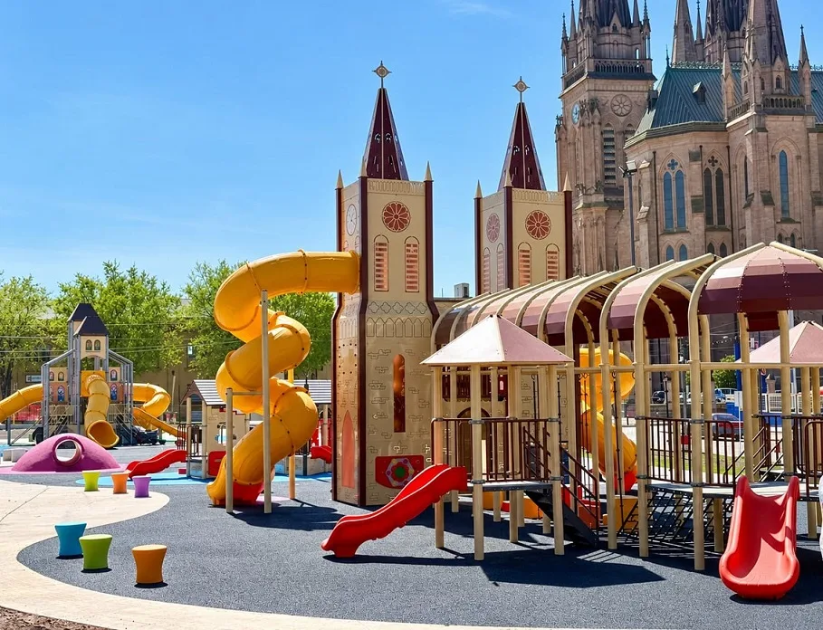 Inauguraron un parque infantil en la Plaza de los Tres Templos