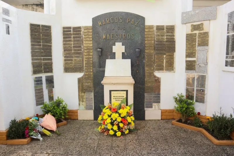 Homenaje a los docentes en el Cementerio Municipal
