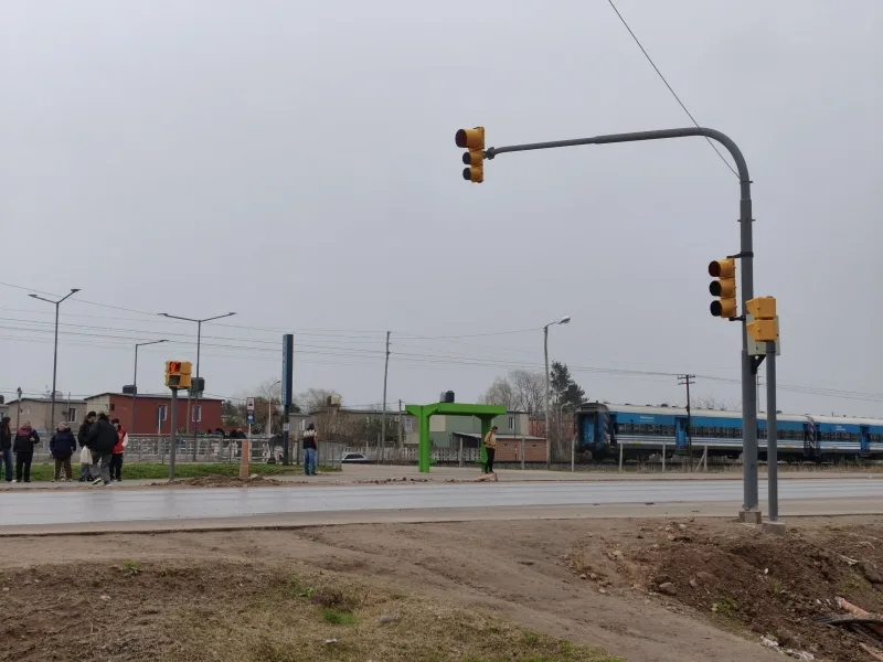 Instalan semáforo en Ruta 40 para mejorar la seguridad vial