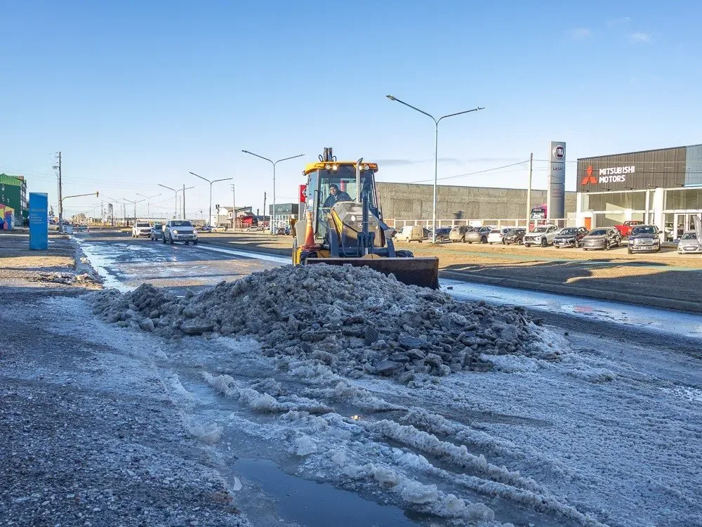 Operativo de limpieza por hielo y escarcha en Río Grande