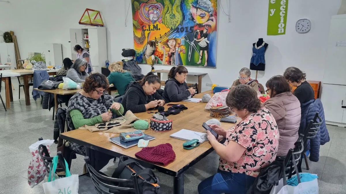 Caleta Olivia celebra el Día del Tejedor con desfile y emprendedores