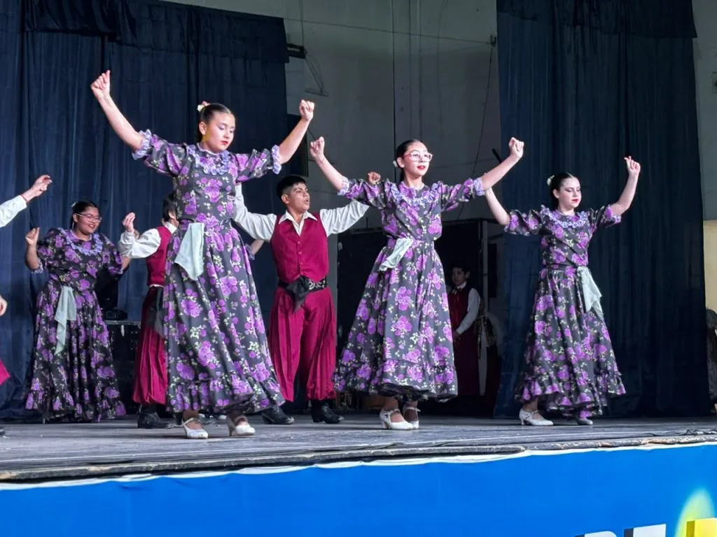 La Escuela de Danzas Nativas mostró su talento en el Complejo Deportivo
