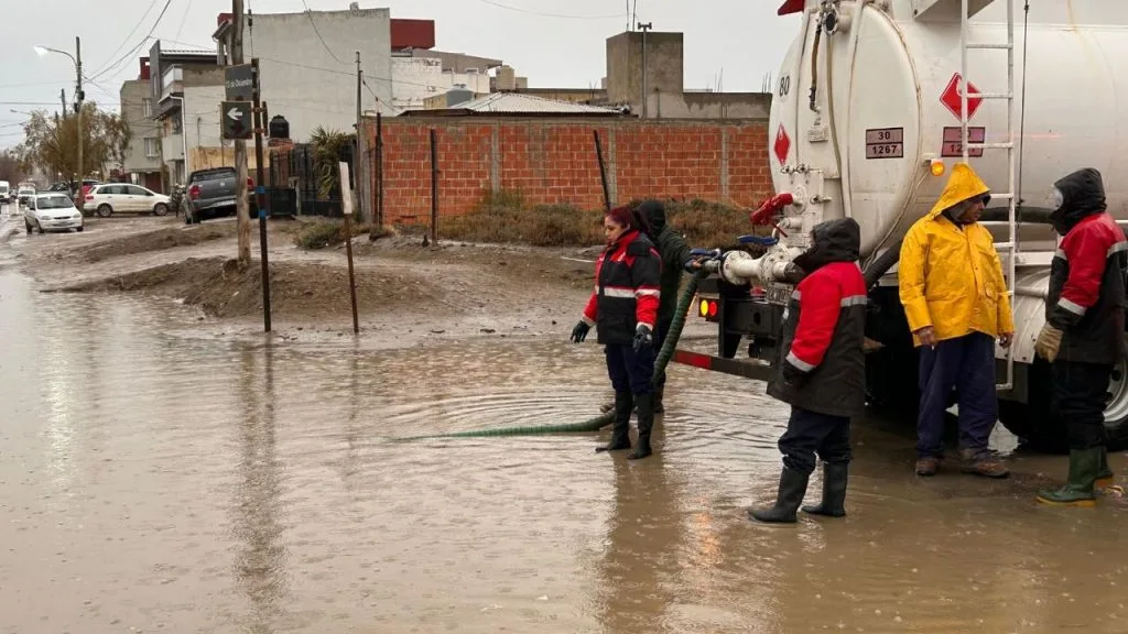 Operativo de succión de agua en Caleta Olivia por lluvias intensas