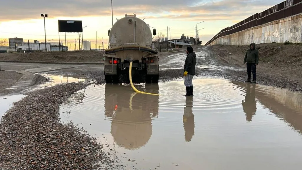 Operativo municipal mejora calles tras las lluvias en Caleta Olivia